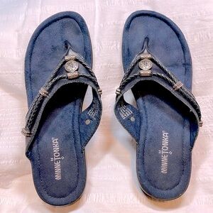 NWOT Minnetonka Women’s 8 Silverthorne Thong SANDAL Silver Embellished Navy Blue